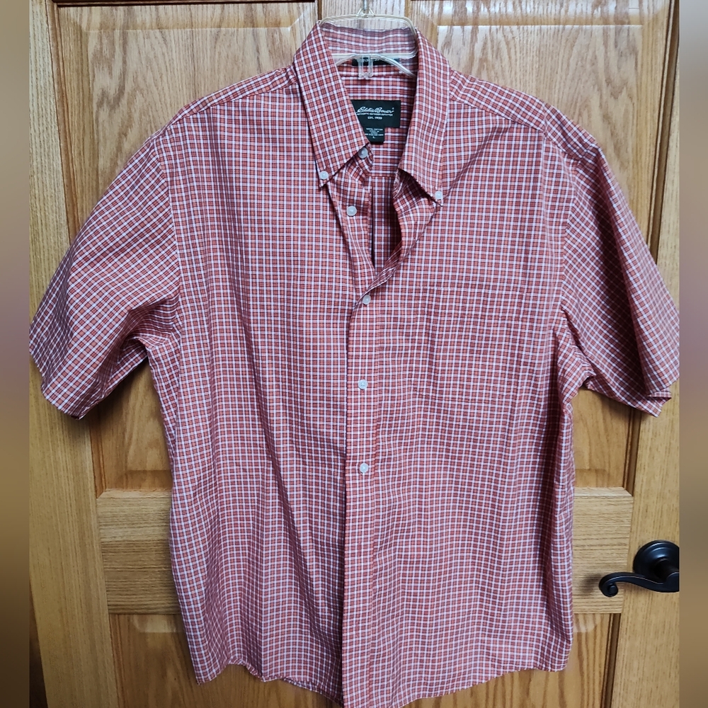 Eddie Bauer Men's L Relaxed Fit, Wrinkle Resistant Short Sleeve Button Down - Picture 2 of 4